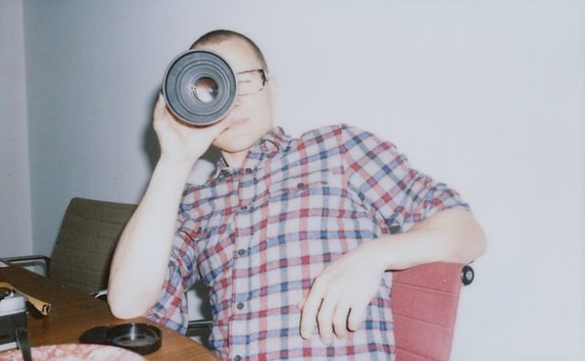 Я смотрю через какую-то штуковину