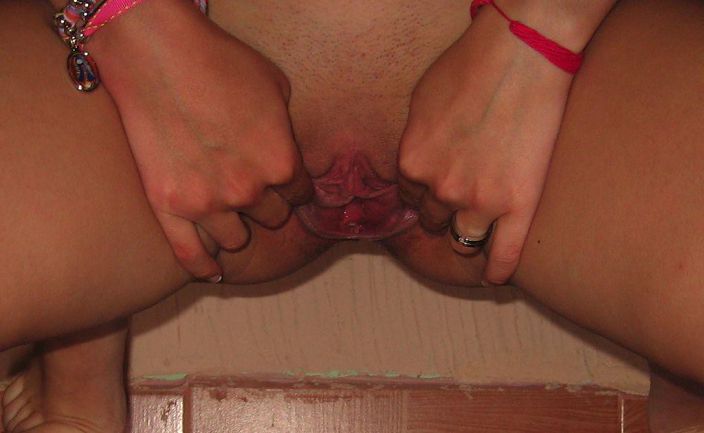 Сладенькая и узенькая киска брюнетки с двумя косичками - 16 порно фото