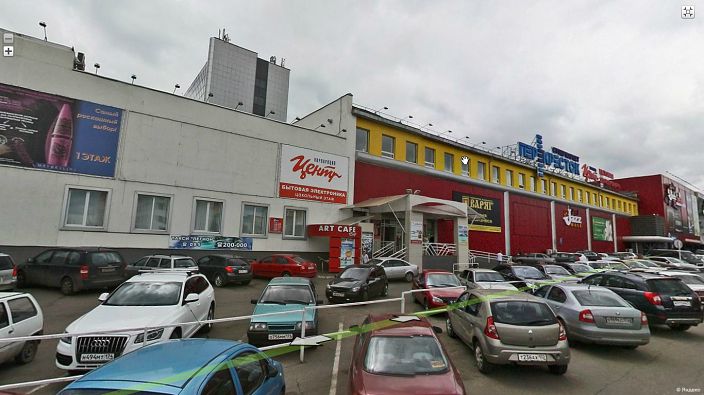 Здесь мы встречаемся в первый раз ! У входа.