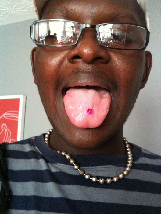 i's got a tongue ring!!!!
