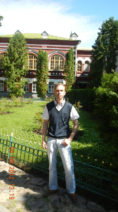 опять один...но уже не дома.