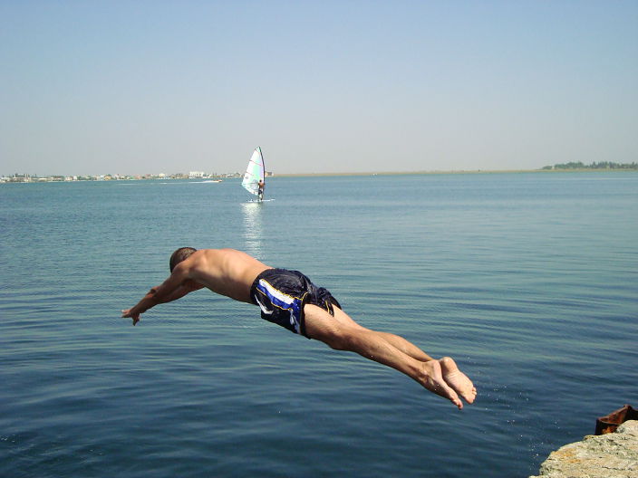 На море