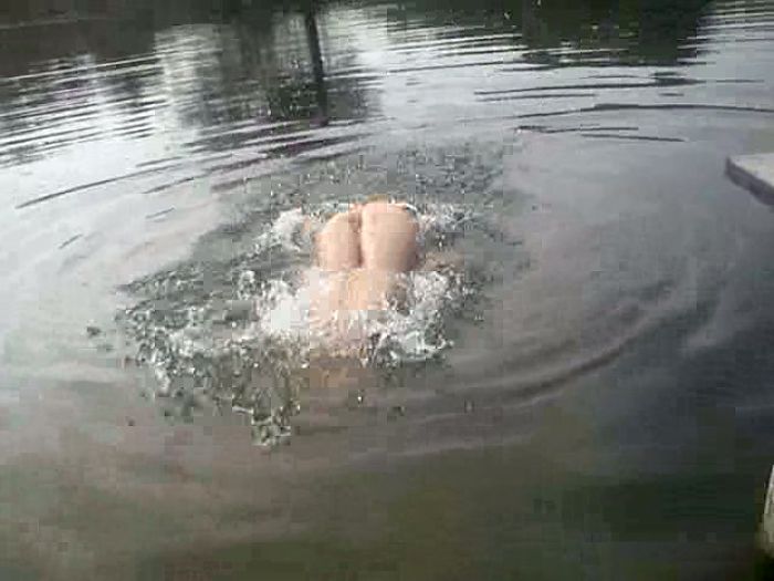 я на речке ныряю!