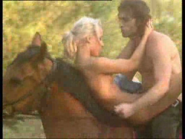 Трах на лошади - это вам не в машине!