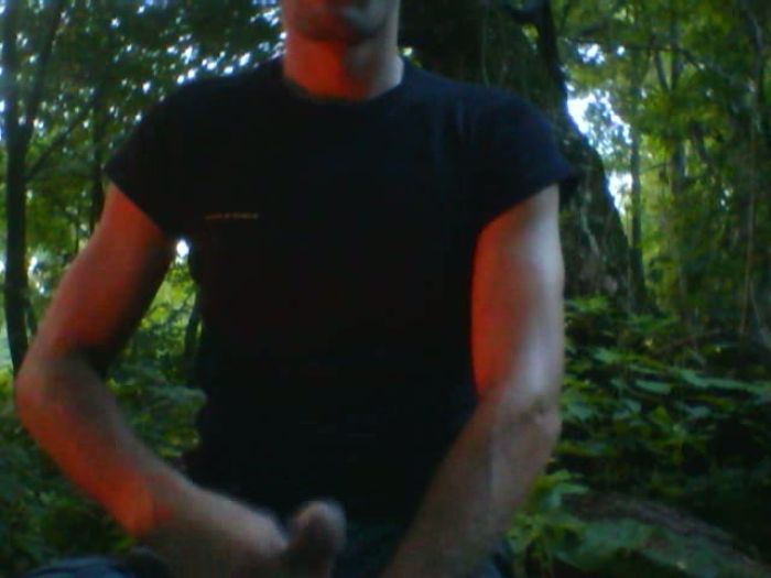 Дрочу в парке