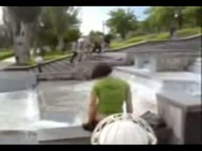 Люда в фонтане