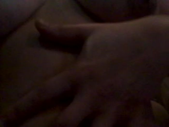 ласкает себя