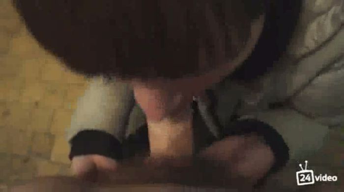 Сосёт в подъезде